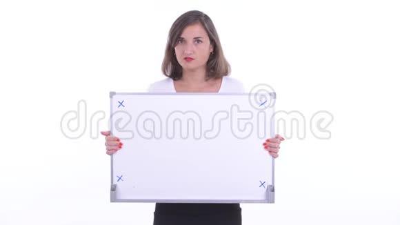 穿着紧身衣的女商人一边拿着白板说话视频的预览图