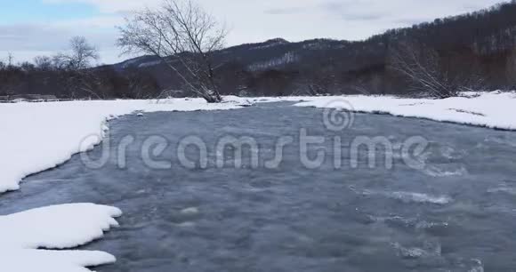 冬天山河在山上流过视频的预览图