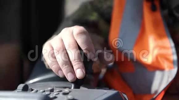 男性手控制收割机驾驶室的操纵杆收割机遥控器剪掉森林上的原木木材视频的预览图