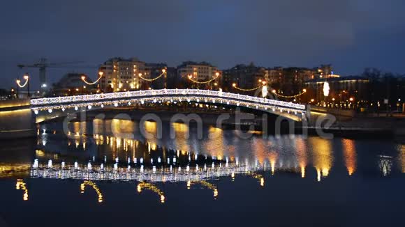 城市中的河桥景观用灯光和路灯装饰反映在水中视频的预览图