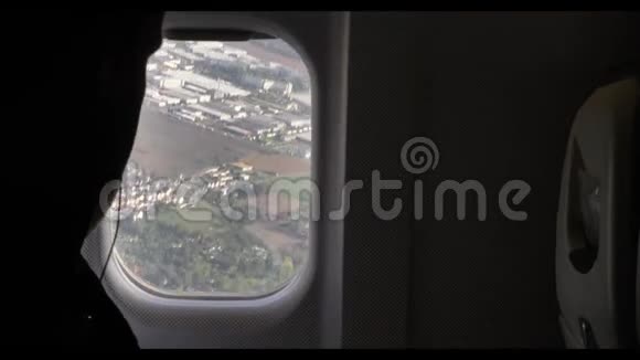 在飞机上乘客透过飞机窗户视频的预览图