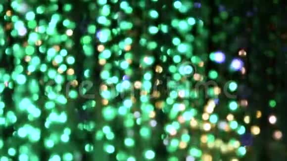 灯光照明从一个花环闪烁的灯光形式为白色绿松石红色和紫色假日的概念视频的预览图
