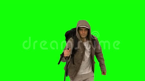 带着登山杖在绿色屏幕上奔跑的人视频的预览图