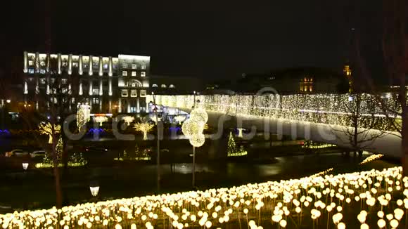 莫斯科扎里亚迪公园的圣诞街道照明这座城市的节日装饰有灯笼发光球和视频的预览图