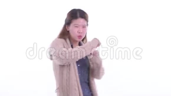 快乐的年轻亚洲女人跳舞准备过冬视频的预览图