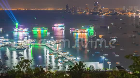 帕塔亚港与泰国轮渡在夜间视频的预览图