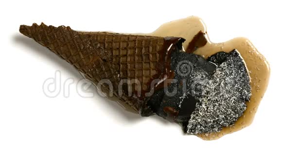 顶视图黑色冰淇淋锥与丝椰子融化在白色背景时间推移视频的预览图