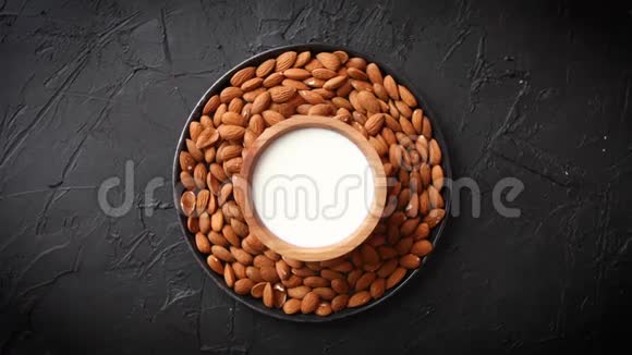 组成杏仁籽和牛奶置于黑石背景上视频的预览图
