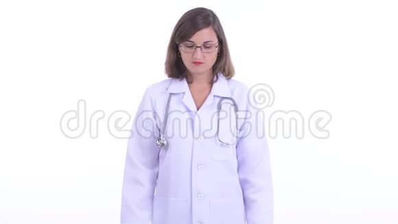穿着衣服的女医生耸肩看上去很伤心视频的预览图