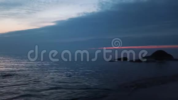 波罗的海图雅拉脱维亚海滩日落后背景中的石头视频的预览图
