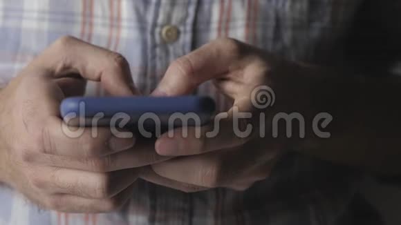 男性手握现代电话技术概念汉手手指打字智能电话聊天在信使社交媒体视频的预览图