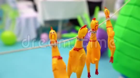 玩具鸡挂在绳子上用棍子打它们视频的预览图