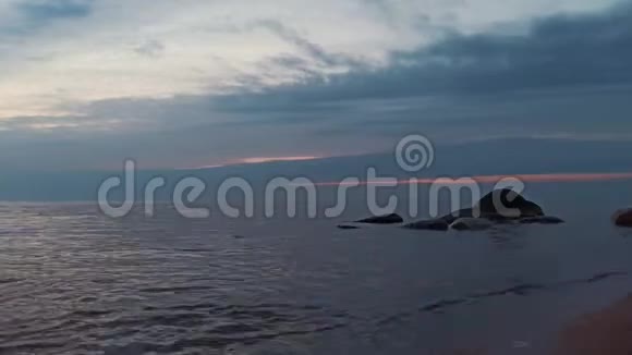 日落后拉脱维亚海滩波罗的海图哈背景中的石头视频的预览图