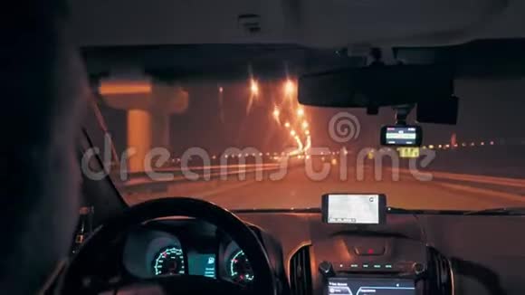 2司机在夜间高速公路上开车视频的预览图