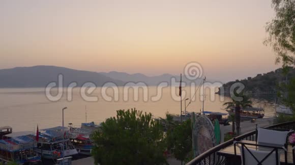 美丽的日出在宁静的海港上空视频的预览图