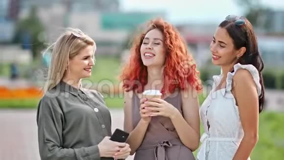 三位笑容可掬的时尚女性朋友摆着摆着摆在户外看镜头的摆着摆着头发视频的预览图