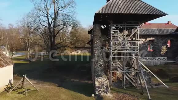 拉脱维亚利姆巴齐中世纪城堡遗址空中景观视频的预览图