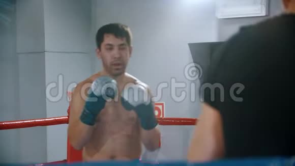 盒子戴红蓝拳击手套的男人正在训练戒指视频的预览图