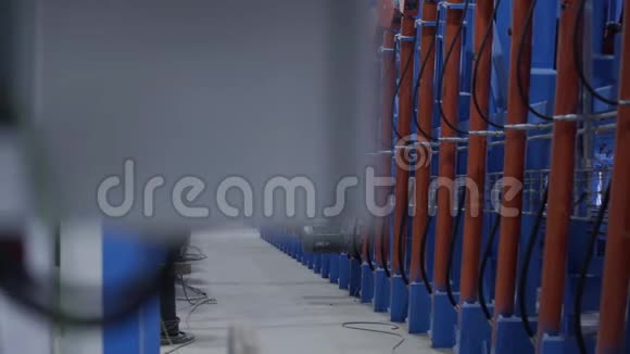 锯木机用于切割木板现代锯木厂的工业内饰视频的预览图
