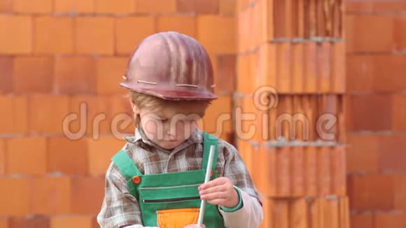 童年概念小男孩梦想着一个新家儿子帮手孩子和工作可爱的男孩在建房子视频的预览图