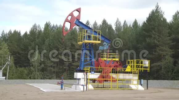 工业油泵千斤顶在油田钻井平台上为化石燃料能源工作和抽油原油平衡视频的预览图