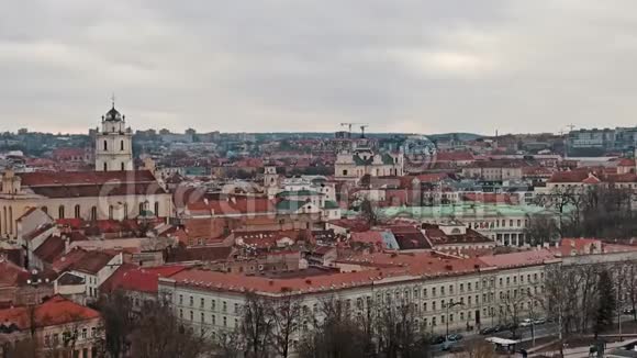 立陶宛维尔纽斯城市景观从高点冬季日苍蝇里的乌鸦视频的预览图