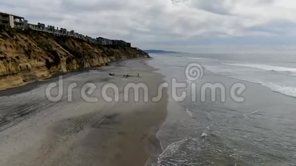 鸟瞰索拉纳海滩和悬崖加州海岸海滩与蓝色太平洋视频的预览图