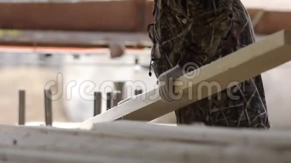 男工分拣木板后切割木材工业木工工厂合法锯木厂视频的预览图