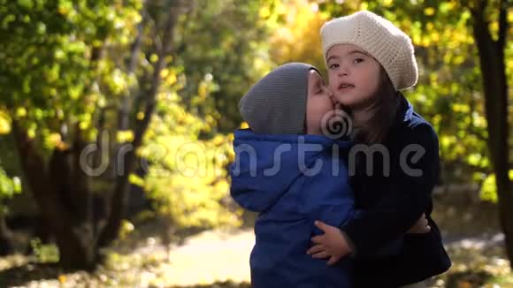 秋天公园爱蹒跚学步的兄弟姐妹的画像视频的预览图