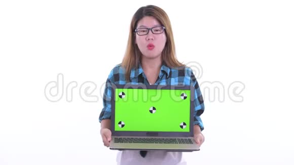 年轻快乐的亚洲时髦女郎带着笔记本电脑看上去很惊讶视频的预览图