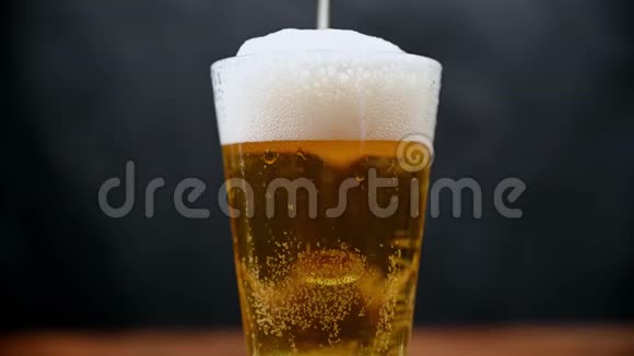 啤酒倒在玻璃杯里盛满泡沫和波浪视频的预览图