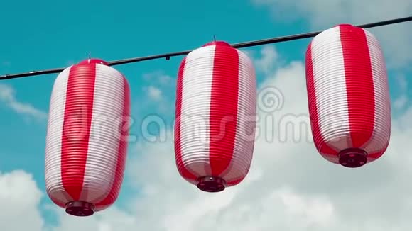 东方纸红白灯笼乔钦挂在白色浑浊的蓝天背景上日本挂的灯笼视频的预览图