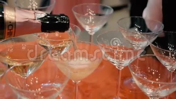 将香槟倒入优雅的酒杯中特写镜头选择性重点视频的预览图