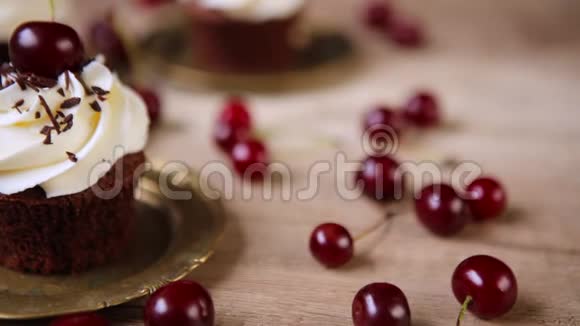 桌上有鲜奶油樱桃和巧克力的漂亮小蛋糕自制派对甜点慢动作录像视频的预览图
