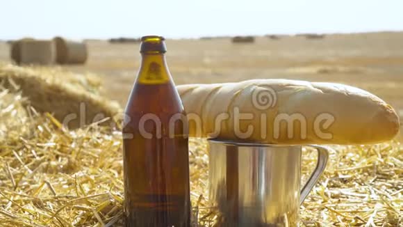 啤酒面包和金属玻璃在一个麦田与包新鲜啤酒太阳场视频的预览图