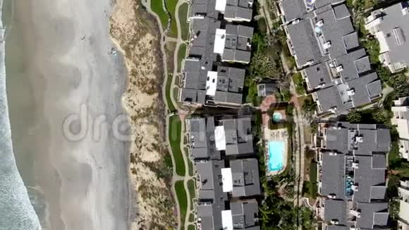南加州海滩和海边的公寓社区的鸟瞰图视频的预览图