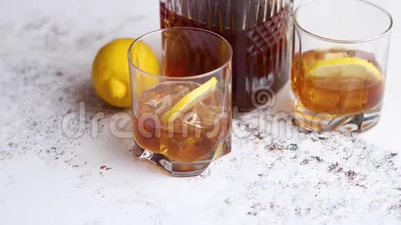 威士忌酸饮料与柠檬在玻璃石土背景视频的预览图