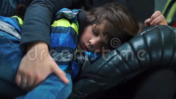 熟睡的孩子骑着火车在母亲怀里视频的预览图