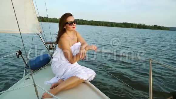 在旅途中穿着白色衣服看日落的浪漫女人视频的预览图