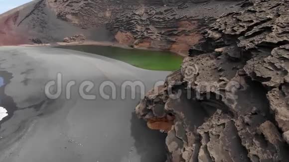 火山口与一个绿色湖泊附近的埃尔戈沃兰萨罗特西班牙空中景观视频的预览图