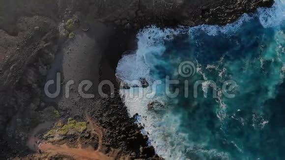 以日落色调鸟瞰熔岩悬崖和海洋加那利群岛兰萨罗特视频的预览图