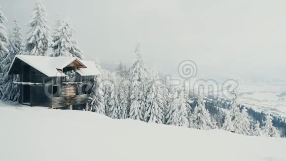 在寒冷的冬天被遗弃在雪山上的房子视频的预览图