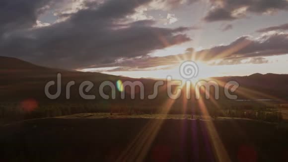 太阳光线穿过群山中的云层橙色日落4K视频的预览图