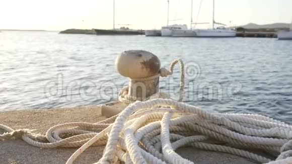 在日出或日落时的背光前景系着绳子在地面上休息各种船只在其中视频的预览图