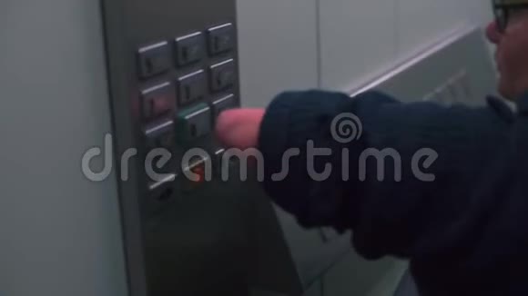 按下电梯按钮的特写视频的预览图