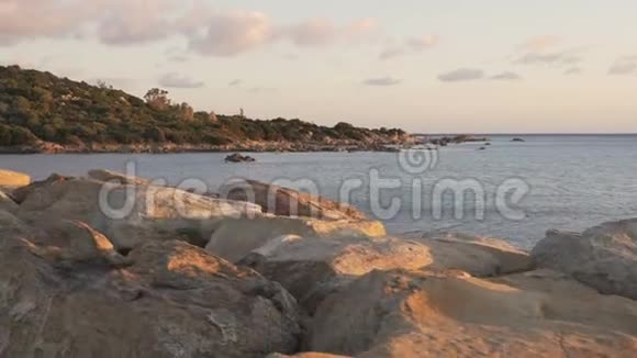 日出或日落时在岩石和海洋脚下拍摄的全景视频的预览图
