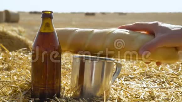 啤酒面包和金属玻璃在一个麦田与包男人把面包视频的预览图