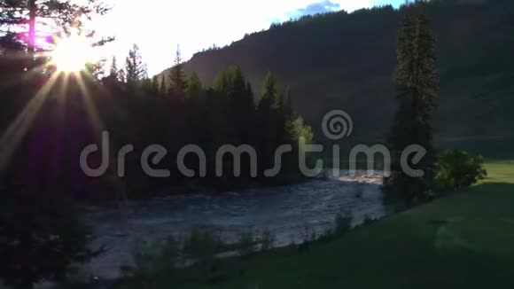 阳光透过河流山林电影影像空中摄影4k视频的预览图
