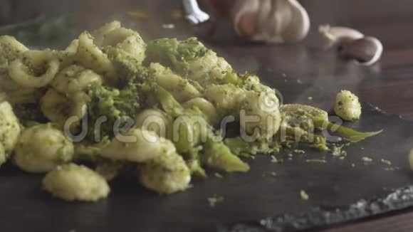 一个石板盘的特写里面放有花椰菜一个典型的阿普连食谱背光和叉子视频的预览图