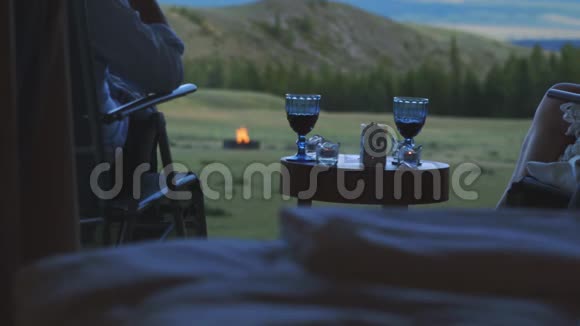 女人和男人在阳台上喝酒说话美丽的山景视频的预览图
